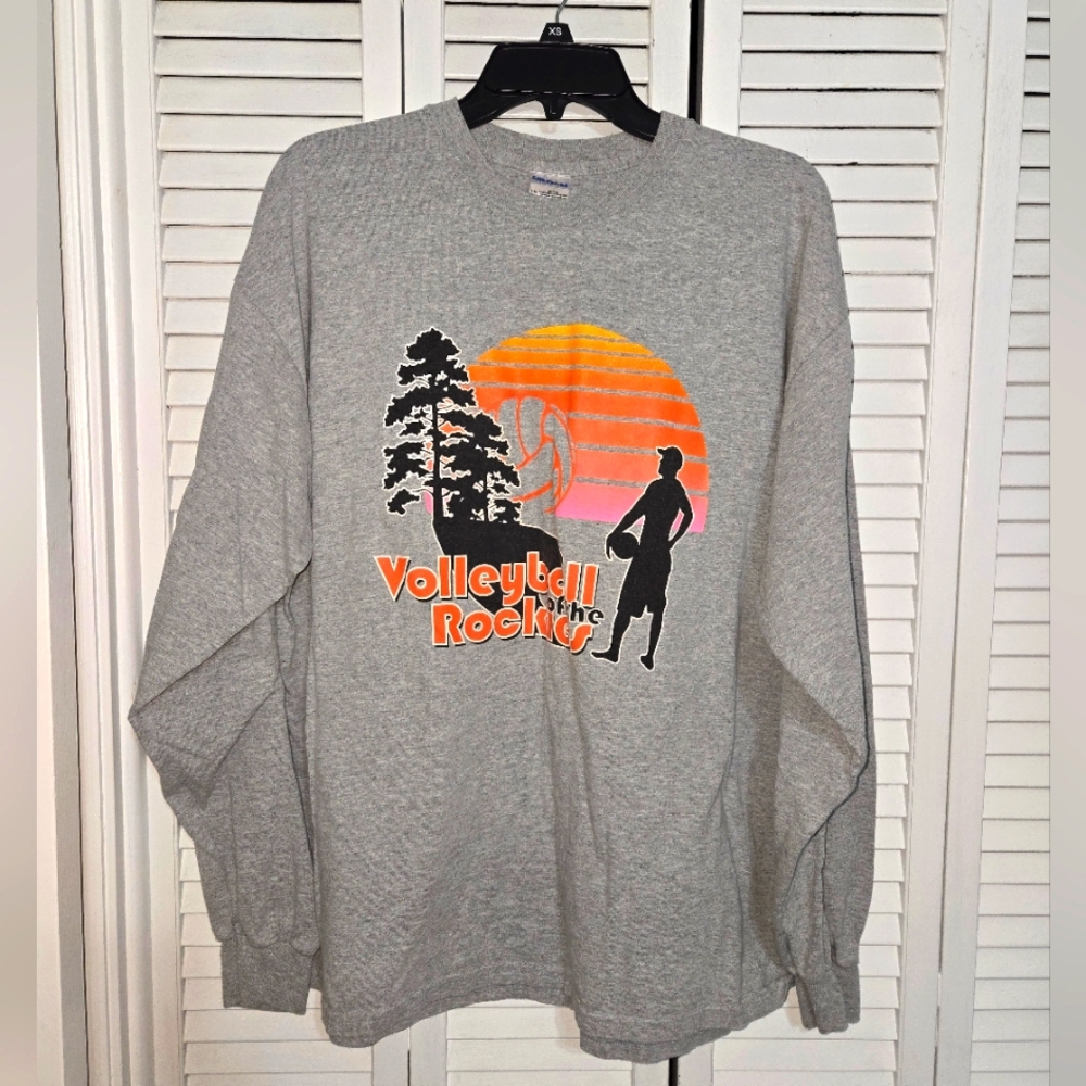 Gildan Women's XL Gray Volleyball Graphic Tee